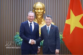 Prime Minister Le Minh Hung (right) and Luxembourg Minister of Finance Gilles Roth at their meeting in Hanoi on October 12, 2026 (Photo: VNA)