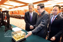 Vietnamese National Assembly (NA) President Tran Thanh Man (centre) and Chairman of the Standing Committee of the National People’s Congress (NPC) of China Zhao Leji exchange gifts in Beijing on October 12. (Photo: VNA)