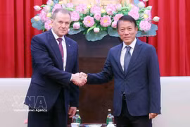 Minister of Public Security General Luong Tam Quang (R) meets with General Arkady Aleksandrovich Gostev, Director of Russia’s Federal Penitentiary Service, in Hanoi on October 12. (Photo: VNA)