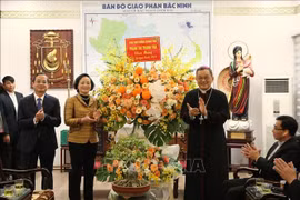 Deputy Prime Minister Pham Thị Thanh Tra (left) presents flowers to Bac Ninh Diocese during her pre-Christmas visit on December 19. (Photo: VNA)