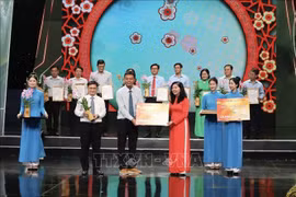 Leaders of the HCM City Party Committee and Farmers’ Union receive contributions from donors. (Photo: VNA)