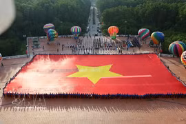 The national flag spans 2,025 sq.m, measuring 60m long and 33.75m wide and weighing about 320 kg (Photo: VNA)