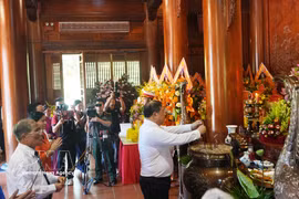 Standing Deputy Prime Minister Pham Gia Tuc offers incense in tribute to President Ho Chi Minh. (Photo: VNA)