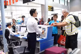 International tourists complete procedures at Lien Khuong International Airport. (Photo: VNA)