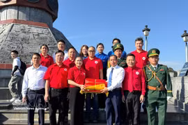 Officials and visitors at the flag-raising ceremony (Photo: VNA)