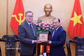 Standing Vice President of the Ho Chi Minh National Academy of Politics Le Hai Binh presents a gift to Bodo Ramelow, Vice President of the German Bundestag. (Photo: VNA)