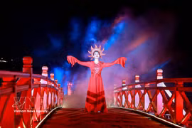 A performance on The Huc bridge of the temple as part of a nighttime tourism programme to discover the Ngoc Son temple on Hoan Kiem Lake, downtown Hanoi. (Photo: VNA)