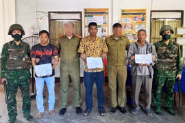 Three suspects are arrested during a crackdown on a cross-border ring involved in stockpiling, trading and transporting fireworks illegally from Laos into Vietnam. (Photo published by VNA)