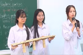Students in a math lesson taught in a foreign language and using models at the Hong Quang High School in Le Thanh Nghi ward, Hai Phong city. (Photo: VNA)