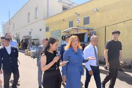Czech Deputy Prime Minister and Finance Minister Alena Schillerová expresses her delight at meeting the Vietnamese community in Brno. (Photo: VNA)