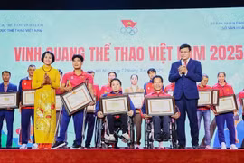 Outstanding athletes, coaches and teams receive certificates of merit from the Vietnam Olympic Committee at a ceremony held in Hanoi on March 22, 2025. (Photo: Photo: VNA)