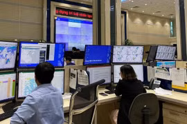 Forecasters analyse data on the smartmet system to serve the issuance of forecast bulletins and early warnings of natural disasters at the National Centre for Hydro-Meteorological Forecasting. (Photo: nhandan.vn)