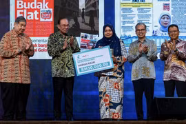 Malaysian Prime Minister Anwar Ibrahim (second from left) presents the highest award at the event (Photo: Malaysian Prime Minister's Office)