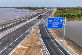 Entrance to the Can Tho–Ca Mau Expressway at the IC5 interchange in Vi Thuy commune, Can Tho city (Photo: VNA)
