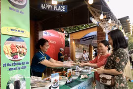 The Con Dao delicacies booth draws strong interest from visitors. (Photo: VNA)