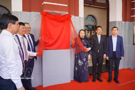 Delegates perform the ceremony to officially declare Hue Railway Station a tourist destination (Photo: VNA)