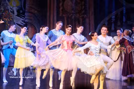 The artists perform the ballet "The Nutcracker" at Ho Guom Opera House on March 25 (Photo: VNA)