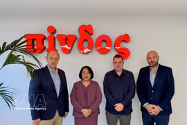 Vietnamese Ambassador to Greece Pham Thi Thu Huong (second, left) and representatives of Greece's leading food-processing companies Nitsiakos and Pindos. (Photo published by VNA)