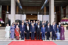 National Assembly President Tran Thanh Man (front row, sixth from left) and leaders from international audit organisations in Hanoi on October 27. (Photo: VNA)