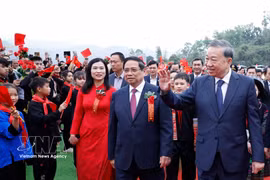 Students welcome Party General Secretary To Lam and Prime Minister Pham Minh Chinh to the ceremony (Photo: VNA)