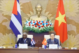 Chairman of the National Assembly Tran Thanh Man (right) and President of the National Assembly of People’s Power and President of the Council of State of Cuba Esteban Lazo Hernandez co-chair the second session of the Vietnam – Cuba Inter-Parliamentary Cooperation Committee in Hanoi on October 1. (Photo: VNA)