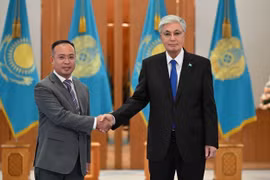 Vietnamese Ambassador to Kazakhstan Nguyen Thanh Le (L) and Kazakh President Kassym-Jomart Tokayev at their meeting on August 19. (Photo published by VNA)