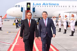 Nguyen Hai Ninh (right) member of the Party Central Committee and Chief of the Party Central Committee Office, welcomes Vilay Lakhamfong, Politburo member and Standing Member of the Secretariat of the Lao People’s Revolutionary Party (LPRP) Central Committee, at Noi Bai International Airport in Hanoi (Photo: VNA)
