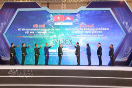 Representatives of the organising committee at the opening ceremony of the fair (Photo: VNA)