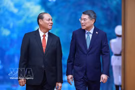 Prime Minister Le Minh Hung (right) and Politburo member and Standing Member of the Secretariat of the Lao People's Revolutionary Party (LPRP) Central Committee Vilay Lakhamphong at their meeting on October 14 (Photo: VNA)