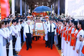 Prime Minister Le Minh Hung (right), former President Nguyen Minh Triet (right), incumbent and former officials, along with local residents attend the ceremony held Ho Chi Minh City on October 14 to commemorate and rebury the remains of 731 fallen soldiers recovered from Le Thi Rieng Park. (Photo: VNA)