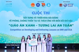 UNICEF Representative in Vietnam Silvia Danailov (first, right) honours first winners of the teaching materials competition. (Photo: VNA)