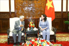 Vice State President Vo Thi Anh Xuan (R) receives Professor Tran Thanh Van in Hanoi on September 5. (Photo: VNA)