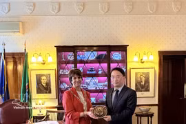Vietnamese Ambassador to Ireland Pham Toan Thang (right) presents a souvenir to Deputy Lord Mayor of Cork Margaret McDonnell (Photo: VNA) 