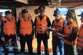 Representatives of the Hai Phong City Border Guard Command and the China Coast Guard reach agreement on the record of the handover of two fishing vessels and ten Chinese fishermen rescued in the Gulf of Tonkin. (Photo published by VNA)