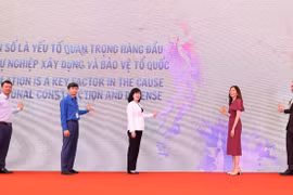 From left: Minister of Health Dao Hong Lan (3rd), UN Resident Coordinator in Vietnam Pauline Fatima Tamesis (4th), and UNFPA Representative in Vietnam Matt Jackson (5th) press the symbolic buttons to mark the World Population Day. (Photo: VietnamPlus) 