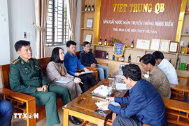 A working session between a delegation of Quang Tri authorities and representatives of Viet Trung fishing port to prepare for the EC inspection (Photo: VNA)