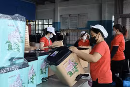 Workers at Dai Dong Tien plastic company in Ho Chi Minh City label and package products. (Photo: VNA)