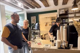 French customers visit “PHIN MI” to savour coffee rich in Vietnamese flavour. (Photo: VNA)