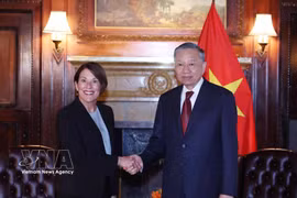 General Secretary of the Communist Party of Vietnam Central Committee and President To Lam (right) meets with Professor Sarah Anne Soule, Dean of Stanford Graduate School of Business at Stanford University, in New York on September 21. (Photo: VNA)