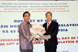 Tran Ngoc Son (right), Chairman of the Ho Chi Minh City chapter of the Vietnam-Malaysia Friendship Association, presents flowers to Malaysian Consul General in Ho Chi Minh City Firdauz Bin Othman (Photo: VNA)