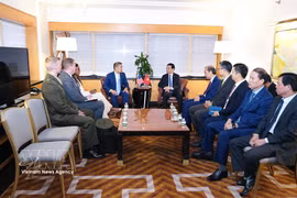 Deputy Prime Minister and Minister of National Defence General Phan Van Giang (right) receives Acting US Secretary of the Navy Hung Cao in New York on September 22 (Photo: VNA)