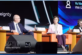 General Director of Vietnam News Agency Vu Viet Trang (second, right) delivers a presentation at the international forum "Dialogue about Fake 4.0" (Photo: VNA)