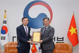 HCMA Director Doan Minh Huan (left) present a sourvenir to RoK Minister of the Interior and Safety Yoon Ho-jung (Photo: VNA)