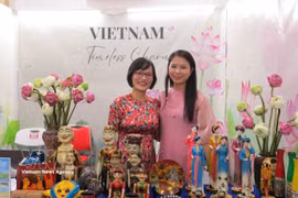 Vietnamese representatives pose for a photo at the booth of Vietnam at the ASEAN Day event in Phnom Penh on September 21. (Photo: VNA)