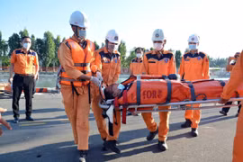 The Filipino sailor suffering from a serious illness is brought ashore for treatment. (Photo: VNA)