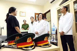 Deputy Prime Minister Pham Thi Thanh Tra encourages the staff of the Centre for DNA Identification. (Photo: VNA)