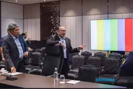  Malaysian Prime Minister Datuk Seri Anwar Ibrahim, accompanied by Foreign Minister Datuk Seri Mohamad Hasan (left), inspects the preparations for the 47th ASEAN Summit at the Kuala Lumpur Centre on October 13 (Photo: Bernama)