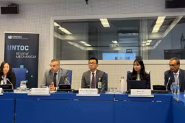 Ambassador Vu Le Thai Hoang (third from left) and other delegates (Photo: VNA)