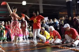 Vietnamese "mua sap" folk dance draws great attention of foreign guests. (Photo: VNA)