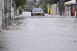 Following heavy rainfall, parts of the Thai capital are affected by flooding (Photo: XINHUA/VNA)